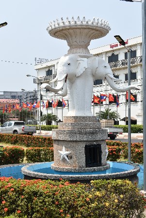 021_Vien_Three Head Elephant Statue