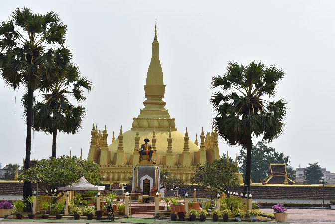 041_Vien_King Setthathirath Statue_Pha That Luang