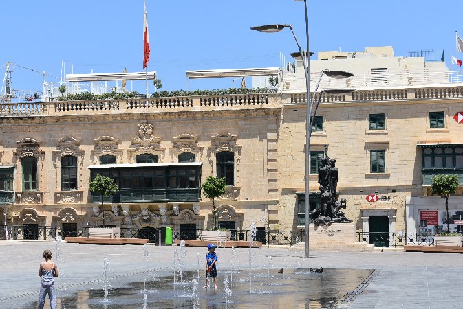 030.Valletta_St. George’s Square_Sette Giugno Monument