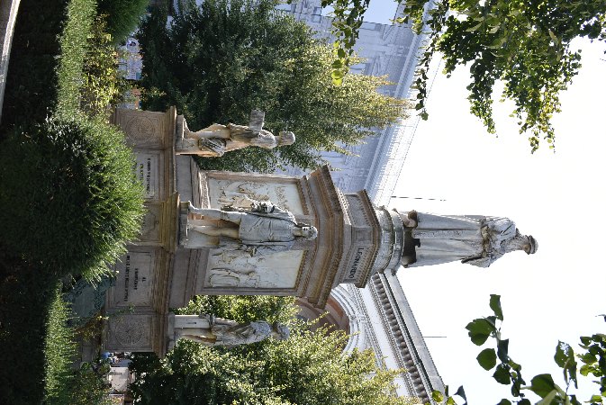 065_It-Mil_Piazza della Scala-Monumento a Leonardo da Vinci