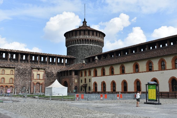 106_It-Mil_Castello Sforzesco-Cortile delle Armi