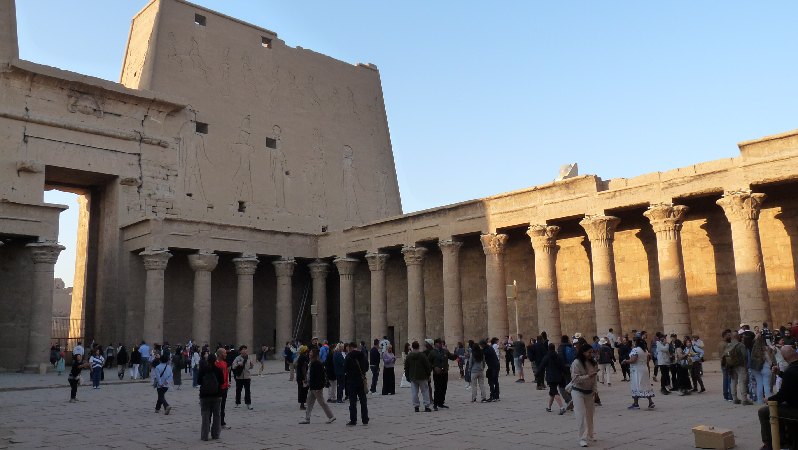 050.Eg_Edfu Temple-Curtyard