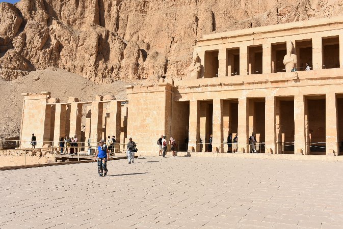 110.Eg_Mortuary Temple of Hatshepsut-Punt Colonade