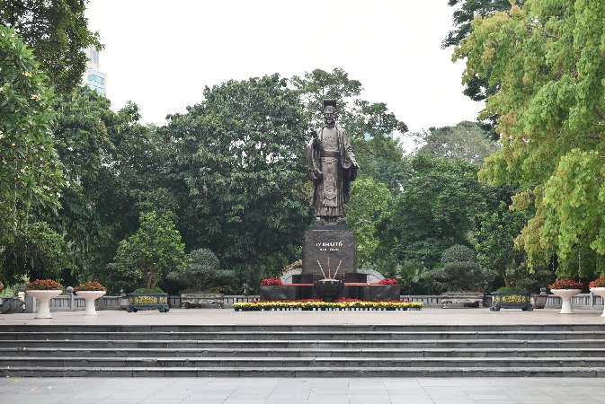 21_Vie_Hanoi-Statue of King Ly Thai To