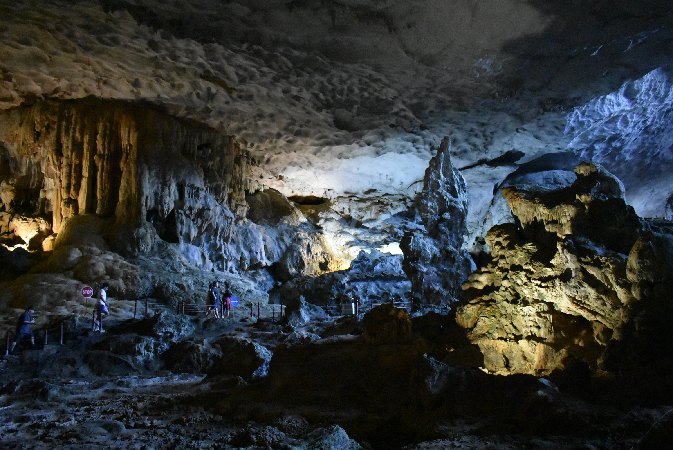 92_Vie_HaLong-Sung Sot Cave