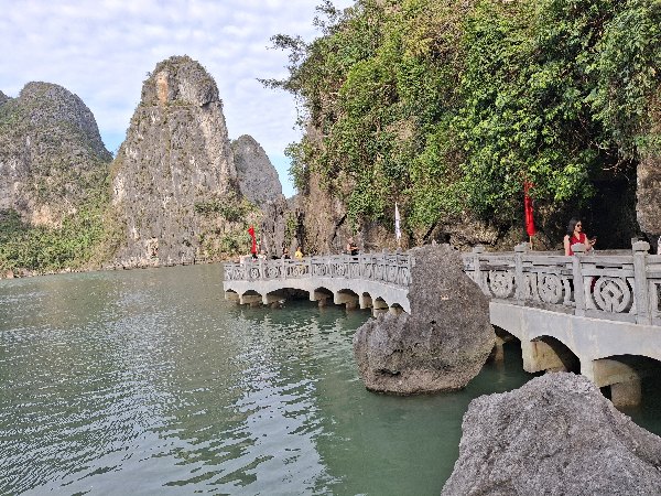 94_Vie_HaLong-Sung Sot Cave