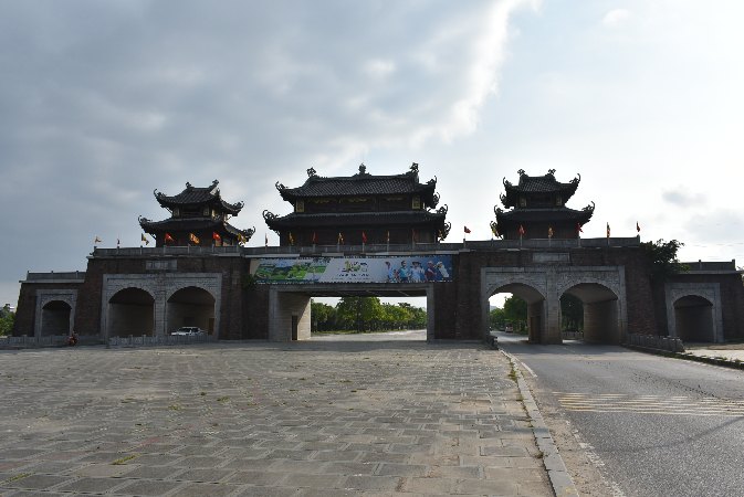 123_Vie_NinhBinh-Entrance gate to Trang An Eco-tourism Area