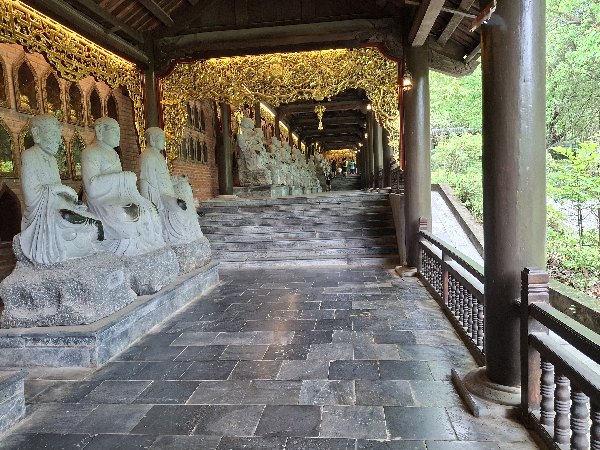 177_Vie_NinhBinh-Bai Ding pagoda-Corridor with Arhat Statues