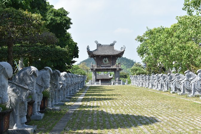 198_Vie_NinhBinh-Bai Ding pagoda-Gate with  Statues