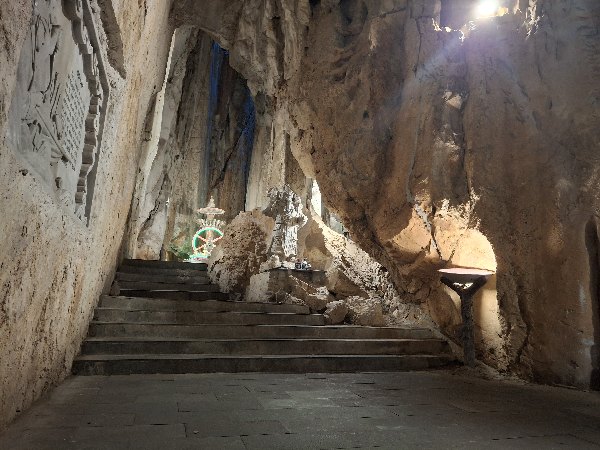 303_Vie_DaNang-MarbleMount-Am Phu Cave