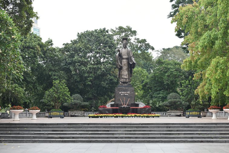 021__Vie_Hanoi-Statue of King Ly Thai T