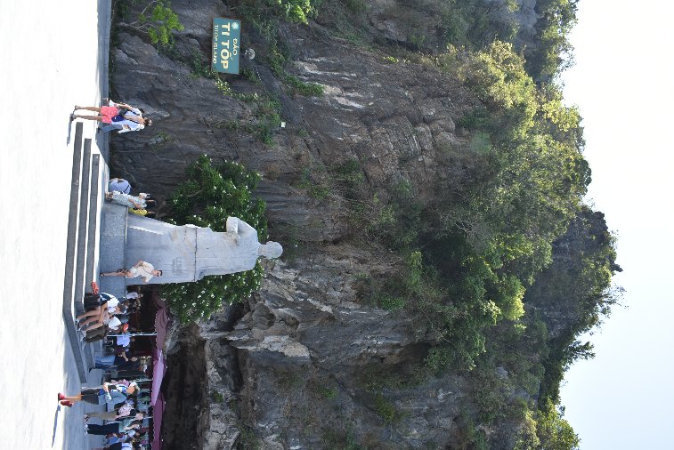 085__Vie_HaLong-Statues of G.X.Ti To