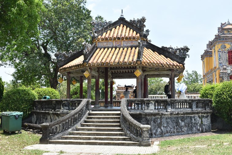 256__Vie_Hue-Lau bát giá