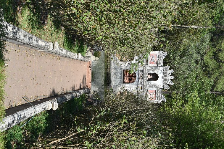 296__Vie_Hue-Tu Hieu Pagoda-Ho Bán Nguye